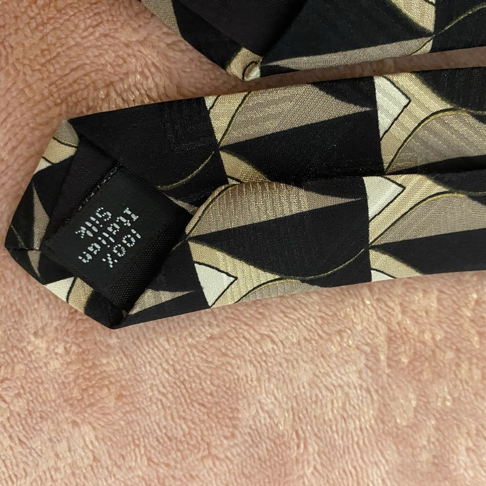 Elegant Black and Gold Men's Tie - Picture 8 of 8